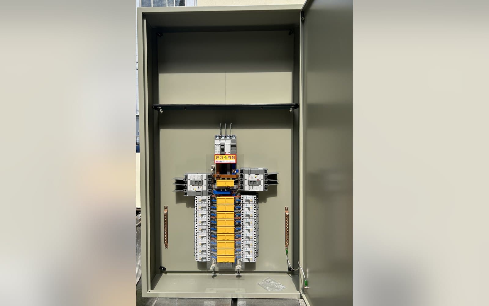 한양여대 교내 카페 분전반 제작 사례 — LS ELECTRIC 차단기 · 기성 규격 함체 활용